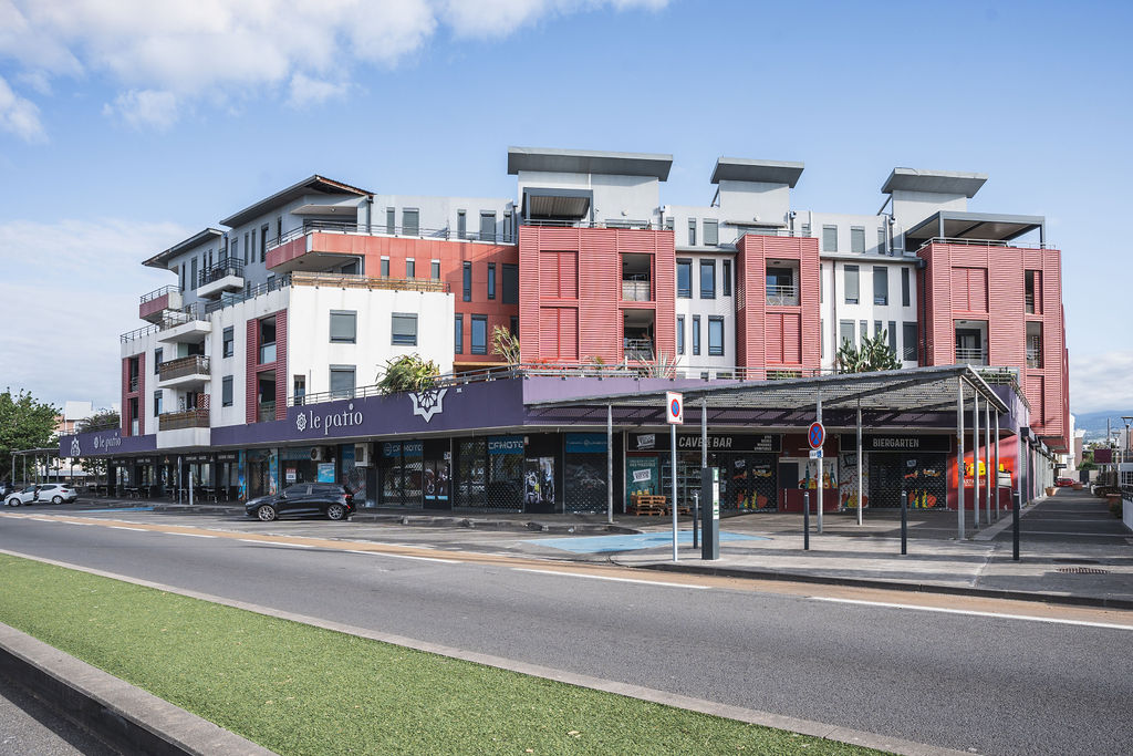 Le Patio et ses locaux commerciaux sur le front de mer de Saint-Pierre